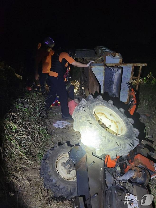 119 구급대가 경운기에 깔린 80대를 구조하고 있다(제주소방안전본부 제공. 재판매 및 DB 제공)/뉴스1