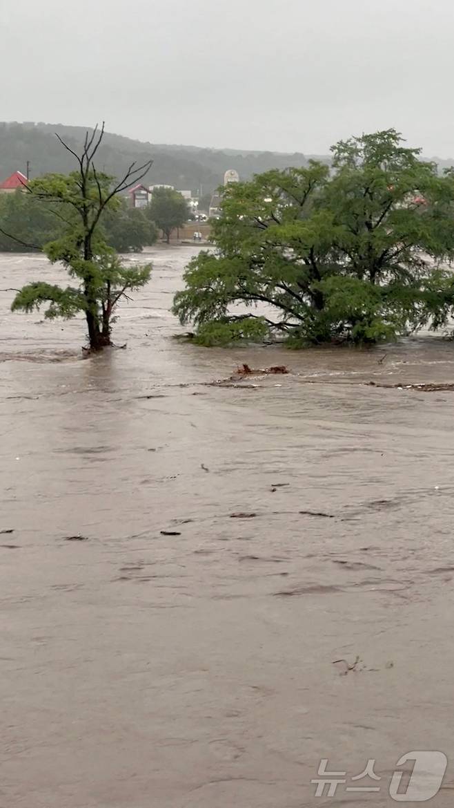 미국 텍사스주 중남부에서 4일 폭우로 인한 돌발 홍수가 발생했다. 사진은 폭우 때문에 불어난 과달루페 강. 2025.7.4 ⓒ 로이터=뉴스1 ⓒ News1 강민경 기자