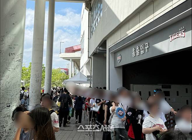 KIA 팀 스토어 앞에 많은 팬이 줄을 선 모습. 광주 | 박연준 기자 duswns0628@sportsseoul.com