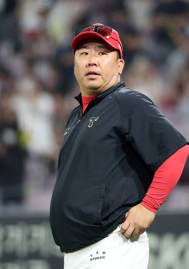 이범호 감독이 그라운드를 바라보고 있다. 사진 | 연합뉴스