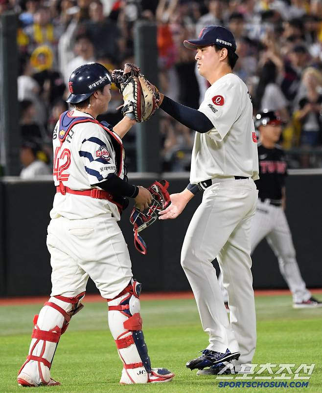 이틀 연속 세이브에 성공한 마무리 김원중.