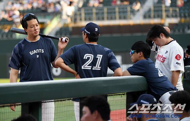 배트를 돌고 나온 마무리 김원중.