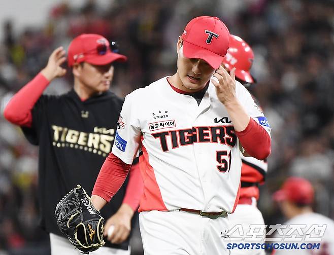 4일 광주 기아 챔피언스필드에서 열린 롯데-KIA전. 7회초 등판해 동점을 허용한 전상현이 강판되고 있다. 광주=정재근 기자 cjg@sportschosun.com/2025.7.4/