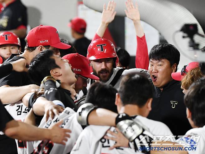 4일 광주 기아 챔피언스필드에서 열린 롯데-KIA전. 8회말 2사 1루 위즈덤이 투런포를 친 후 동료들과 환호하고 있다. 광주=정재근 기자 cjg@sportschosun.com/2025.7.4/