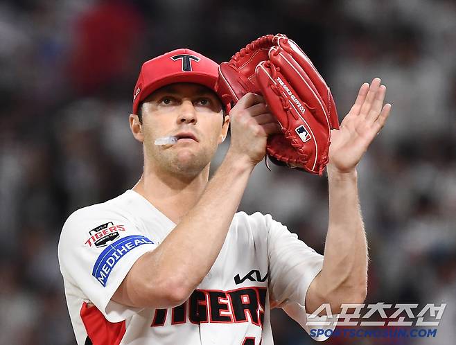 4일 광주 기아 챔피언스필드에서 열린 롯데-KIA전. 6회까지 무실점으로 호투한 네일이 팬들의 응원에 박수를 보내고 있다. 광주=정재근 기자 cjg@sportschosun.com/2025.7.4/