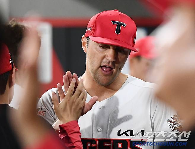 4일 광주 기아 챔피언스필드에서 열린 롯데-KIA전. 6회까지 무실점으로 호투한 네일이 환영받고 있다. 광주=정재근 기자 cjg@sportschosun.com/2025.7.4/