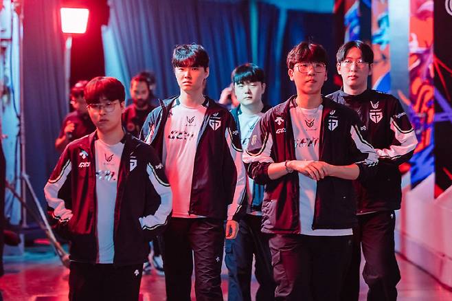 ◇젠지 선수들이 5일 캐나다 밴쿠버 퍼시픽 콜리세움에서 열린 'MSI 2025' 브래킷 스테이지 2라운드 승자조 AL과 경기를 하기 위해 무대로 나가고 있다. 사진제공=라이엇게임즈