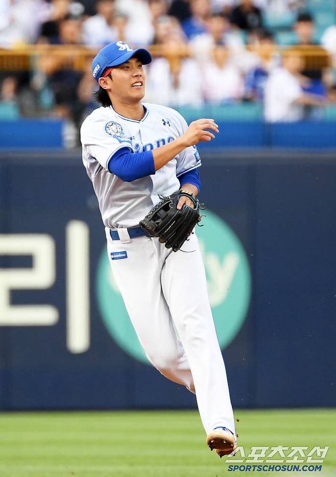 1회부터 가벼운 몸놀림으로 어려운 타구를 처리한 유격수 이재현.