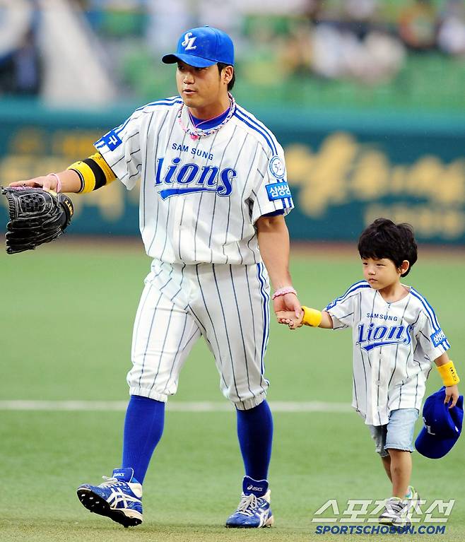 대구 시민운동장에서 2011시즌 삼성과 두산의 경기가 열렸다. 박석민이 경기 전 아들 준현과 그라운드에 나서고 있다. 대구=조병관 기자rainmaker@sportschosun.com/2011.05.21