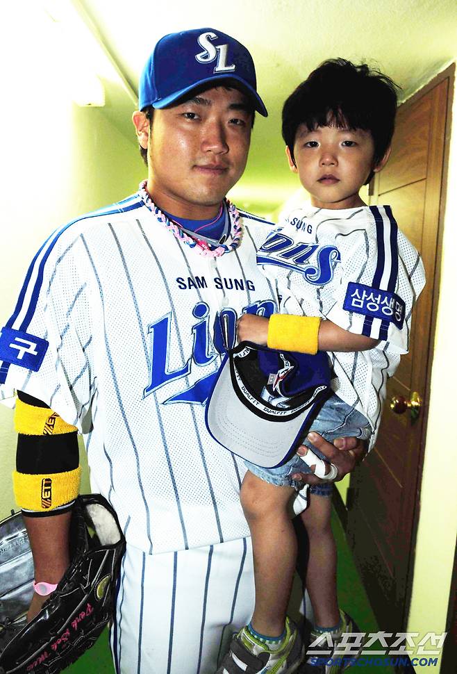 대구 시민운동장에서 2011 프로야구 삼성과 두산의 경기가 열렸다. 박석민이 아들 준현과 함께 포즈를 취하고 있다. 대구=조병관 기자rainmaker@sportschosun.com/2011.05.21