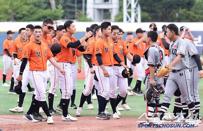 5일 서울 목동구장에서 열린 제80회 청룡기 고교야구선수권 대회 및 주말리그 왕중왕전 북일고-인천고 경기. 인천고가 북일고에 5대 2로 승리했다. 경기 종료 후 인사를 나누고 있는 양 팀 선수들. 목동=송정헌 기자songs@sportschosun.com/2025.07.05/