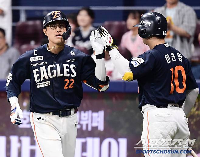 5일 서울 고척돔에서 열린 KBO리그 키움과 한화의 경기. 8회초 한화 채은성이 역전 투런포를 날렸다. 하이파이브를 나누고 있는 채은성. 고척=송정헌 기자songs@sportschosun.com/2025.07.05/