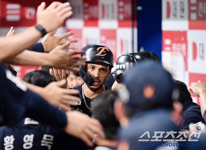 5일 서울 고척돔에서 열린 KBO리그 키움과 한화의 경기. 9회초 1사 2루. 문현빈의 적시타 때 득점에 성공한 한화 리베라토. 고척=송정헌 기자songs@sportschosun.com/2025.07.05/