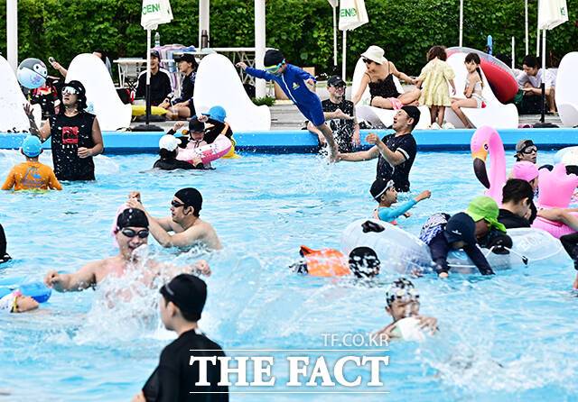 전국에 폭염특보가 발효된 5일 오후 서울 서초구 잠원 한강지구 야외수영장에서 시민들이 물놀이를 하며 무더위를 식히고 있다. /배정한 기자