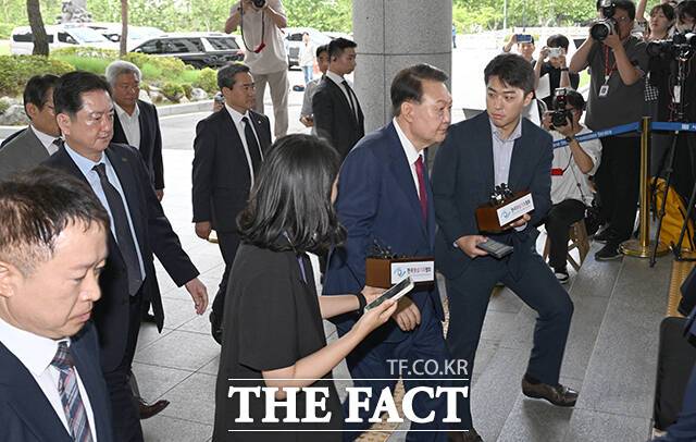 윤석열 전 대통령이 5일 오전 서울 서초구 서울고검 청사에 마련된 '내란 특검' 사무실에 피의자 신분으로 출석하고 있다./배정한 기자