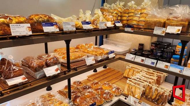 파리바게뜨 매장에 마늘빵을 비롯한 다양한 빵들이 진열돼 있다. 허미담 기자