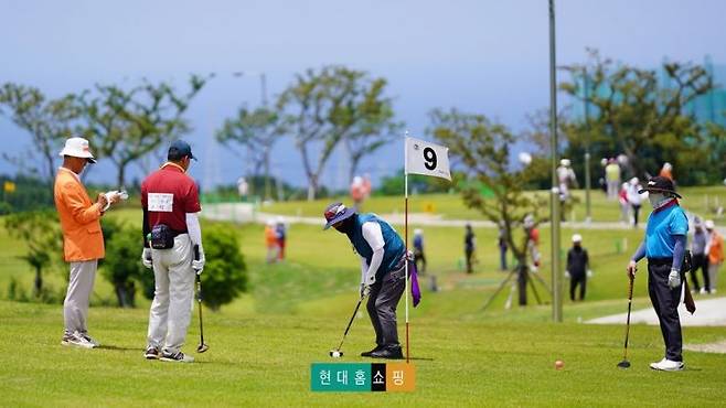 현대홈쇼핑이 지난달 제주에서 개최한 파크골프대회에서 참가자들이 실력을 겨루고 있다. 현대홈쇼핑 제공