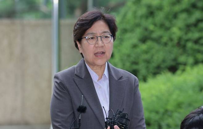 정은경 보건복지부 장관 후보자가 지난달 30일 서울 중구 남대문로에 마련된 인사청문회 준비 사무실로 출근하며 취재진 질문에 답하고 있다. 연합뉴스.