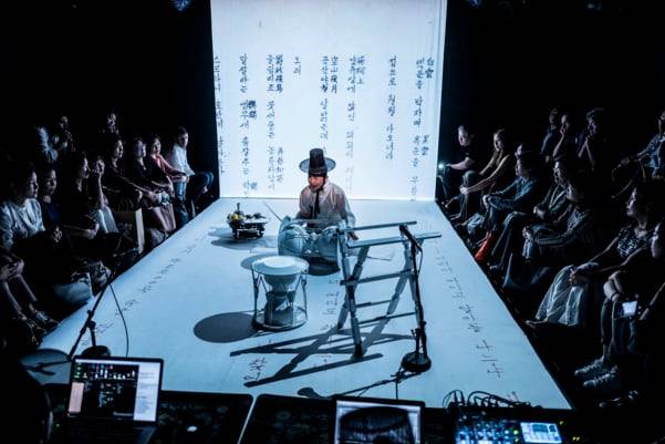 움을 파고 사랑방을 지어 깊은 놀음에 심취한 조선 후기 중인들의 문화를 재현한 ‘깊은 사랑' 시리즈에서 장구만 놓고 간결하게 소리를 뽑는 이희문. "크로스오버 공연을 할 때와는 달리 누구보다 올곧게 충실한 정통 민요를 선보인다"고./조선일보DB