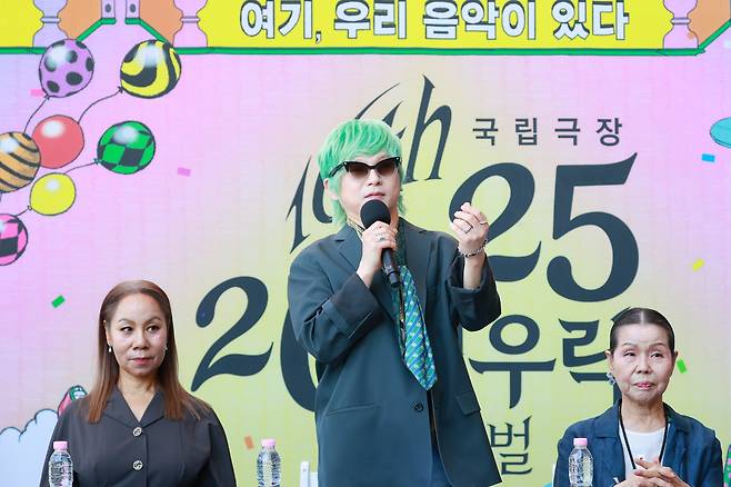 이희문 예술감독은 4일 개막한 2025 국립극장 '여우락 페스티벌' 쇼케이스 및 간담회에서 인사말을 하고 있다. 양쪽에 가수 인순이와 스승인 인간문화재 이춘희 명창. /연합뉴스