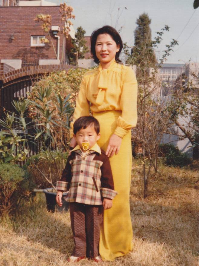 소리꾼 이희문이 어린 시절 경기민요 명인인 어머니 고주랑 명창과 함께 한 모습. 정작 소리는 27세 때 어머니 친구인 이춘희 명창의 권유로 입문했다. /이희문 제공