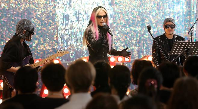 이희문이 2023년 대학로극장 쿼드에서 열린 ‘서울스테이지11’ 공연에서 크로스오버 프로젝트인 '오방신과 스팽글' 무대를 선보이고 있다. '오방신과..'는 올해도 계속된다. /뉴스1