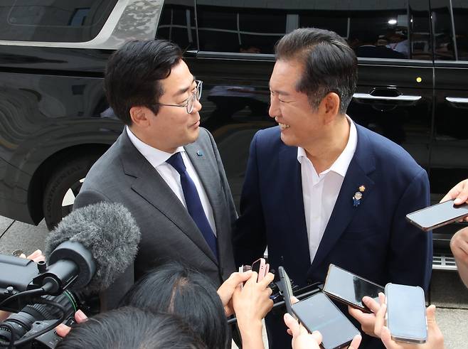 더불어민주당 당대표 선거에 출마한 박찬대(왼쪽), 정청래 의원이 2일 오후 서울 여의도 국회에서 열린 검찰 개혁 토론회를 마치고 대화하고 있다/뉴시스