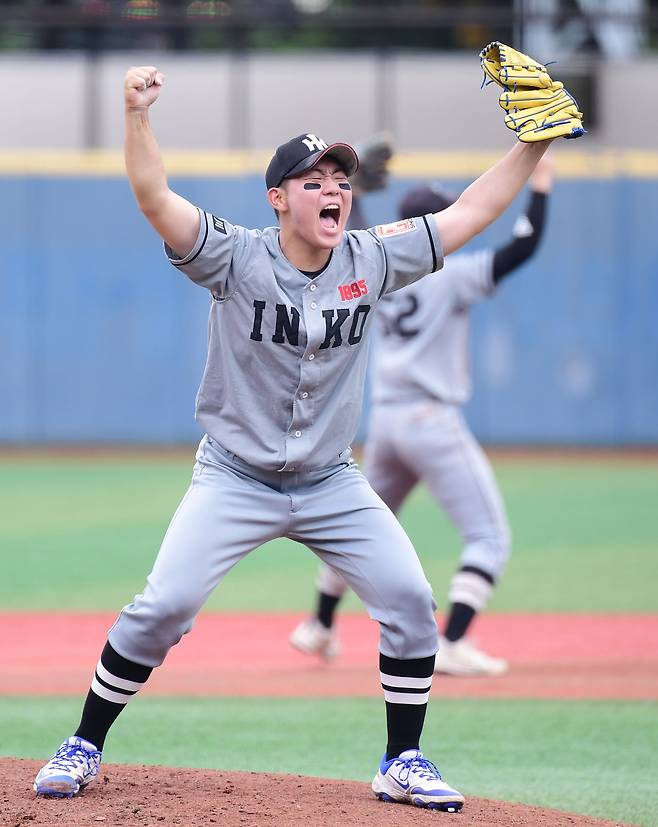 5일 서울 목동구장에서 열린 제80회 청룡기 고교야구선수권 대회 및 주말리그 왕중왕전 북일고-인천고 경기. 인천고가 북일고에 5대 2로 승리했다. 경기 종료 후 승리가 확정되자 포효하는 인천고 이태양. /송정헌 스포츠조선 기자