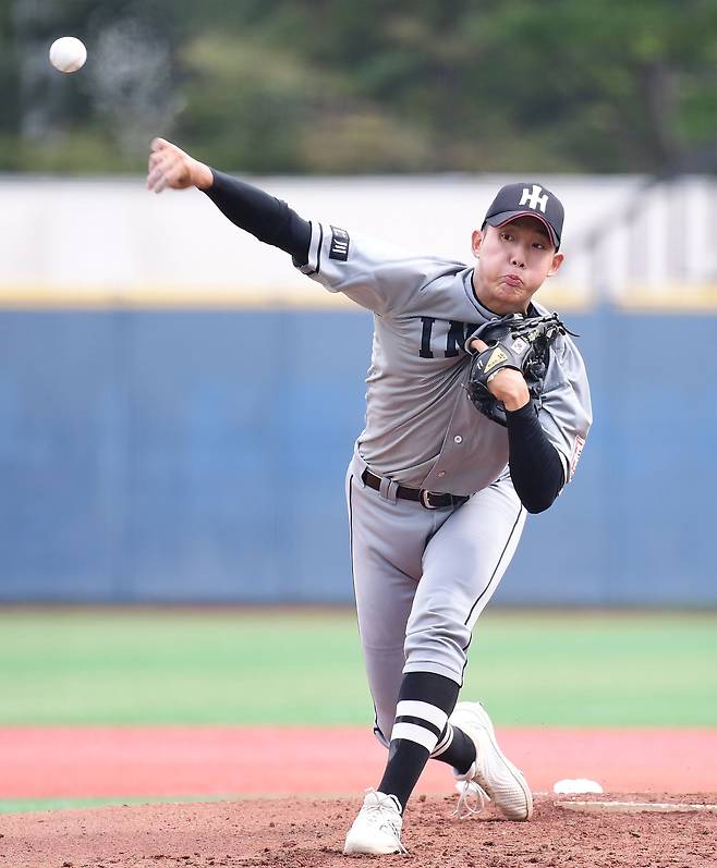 5일 서울 목동구장에서 열린 제80회 청룡기 고교야구선수권 대회 및 주말리그 왕중왕전 북일고-인천고 경기. 투구하는 인천고 이서준. /송정헌 스포츠조선 기자