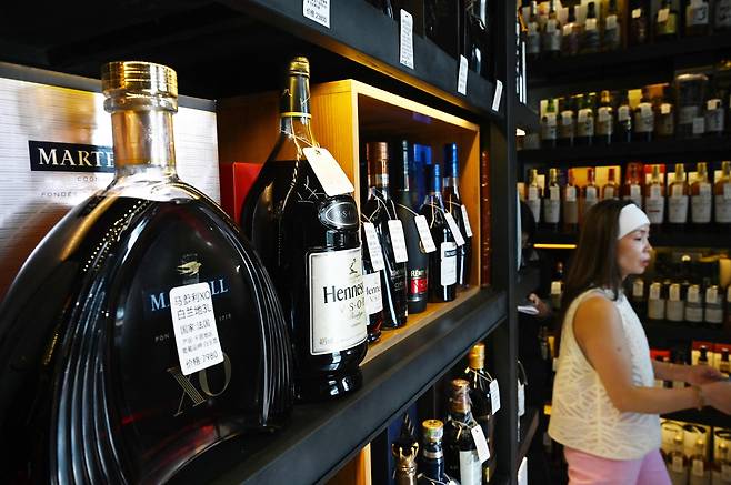 중국의 주류 전문점에서 판매되는 유럽산 브랜디. /연합뉴스