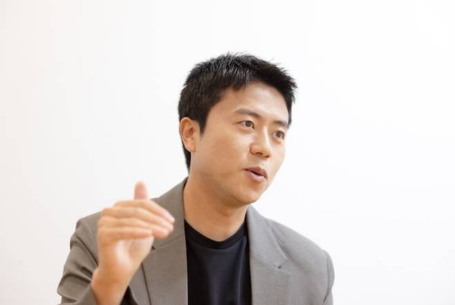 ▲영어와 축구, 재담과 논평, 퍼포먼스를 깔끔하게 송출하는 성실한 김진짜. /사진=김흥구