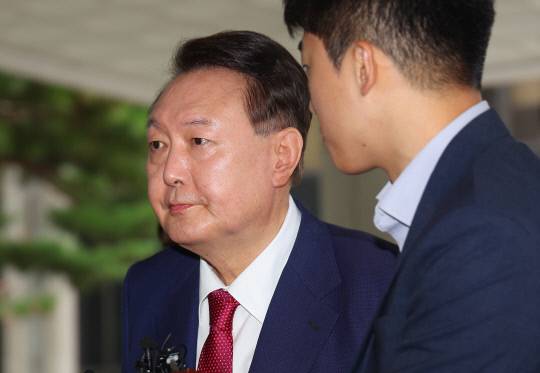 윤석열 전 대통령이 5일 내란 특검의 2차 조사를 받기 위해 조은석 특별검사팀 사무실이 있는 서울 서초구 서울고검에 출석하고 있다. 연합뉴스