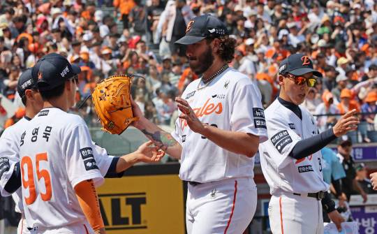 지난 3일 대전 한화생명 볼파크에서 열린 2025 신한 SOL 뱅크 KBO리그 한화 이글스와 kt 위즈의 경기에서 6회초까지 kt 타선을 무실점으로 막은 한화 선발 폰세가 동료들의 축하를 받고 있다. 연합뉴스