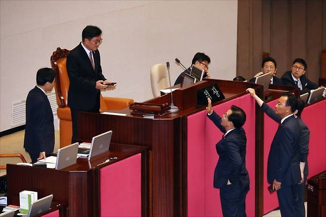 국민의힘 송언석 비상대책위원장 겸 원내대표와 유상범 원내수석부대표가 4일 오후 서울 여의도 국회 본청에서 더불어민주당이 본회의 개의 시간이 지나도 본회의장에 들어오지 않자 우원식 국회의장에게 항의하고 있다. ⓒ데일리안 홍금표 기자