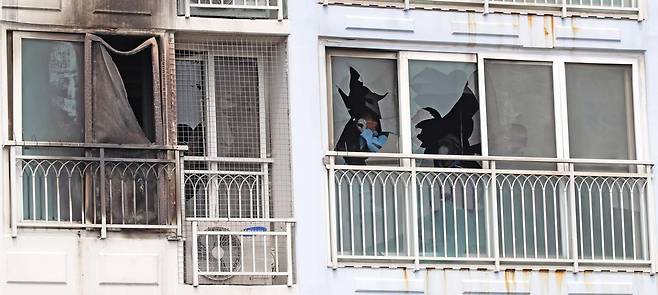 3일 어린이 2명이 숨진 부산 기장군 한 아파트 화재 현장에서 소방당국과 경찰 등 관계 기관이 합동감식을 벌이고 있다.2025.7.3/뉴스1