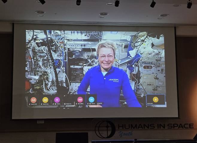 5일 국제우주정거장(ISS)에 있는 페기 윗슨 박사가 연세대 미래교육원 대강당에서 진행된 생중계 프로그램 '휴먼스 인 스페이스(Humans In Space, HIS) 유스(Youth) 수상작 우주정거장 그림 발표'에서 인사하고 있다. 이병구 기자 2bottle9@donga.com