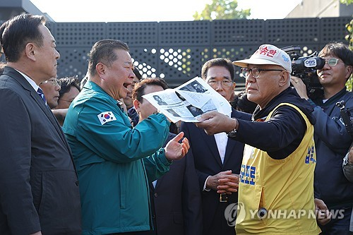 지난 2024년 10월 31일 경기도 파주시 임진각 국립 6·25전쟁 납북자기념관에서 최성용 납북자가족모임 대표(오른쪽)가 대북 전단 살포를 만류하는 김경일 파주시장과 언쟁을 벌이고 있다.[연합뉴스]