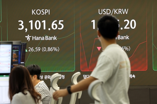 코스피가 상승 출발한 지난 3일 서울 중구 하나은행 딜링룸에서 한 딜러가 전광판을 바라보고 있다.