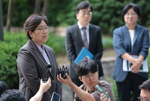 정은경 보건복지부 장관 후보자가 지난달 30일 서울 중구 남대문로에 마련된 인사청문회 준비 사무실로 출근하며 취재진 질문에 답하고 있다.  [연합뉴스]