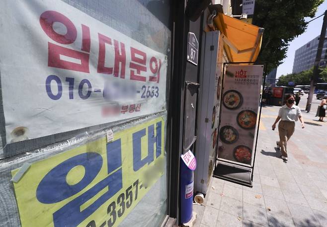 서울 시내의 한 폐업 식당 앞에 임대 안내문이 붙어 있다. 2025.06.11. 뉴시스