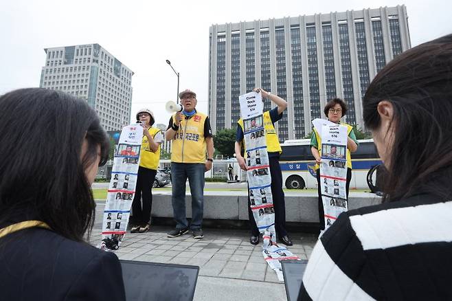 최성룡 납북자가족모임 대표가 지난달 16일 서울 종로구 정부서울청사 앞에서 대북전단 살포 관련 기자회견을 하고 있다. 2025.6.16/뉴스1 ⓒ News1 신웅수 기자 /사진=뉴스1