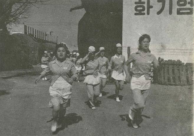 1978년 2월21일 새벽 동일방직 민주노조의 대의원 선거를 방해하고자 회사 쪽과 반대파 남자 조합원들이 노조 사무실에 똥물을 뿌리는 만행을 저질렀다는 소식이 전해지자 작업 현장에 있던 여성 조합원들은 일제히 노조로 모여들었다. 사진은 ‘동일방직 노동조합 운동사’(1985, 돌베개)에 실려 있다. 한겨레 자료사진