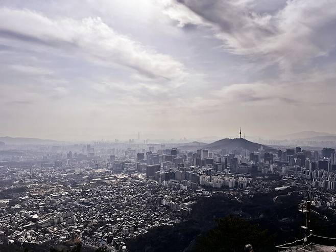 인왕산에서 내려다본 서울 도심 파노라마. 내가 이 도시의 일부라는 사실이 새삼 낯설게 느껴진다. ⓒ주신하 제공