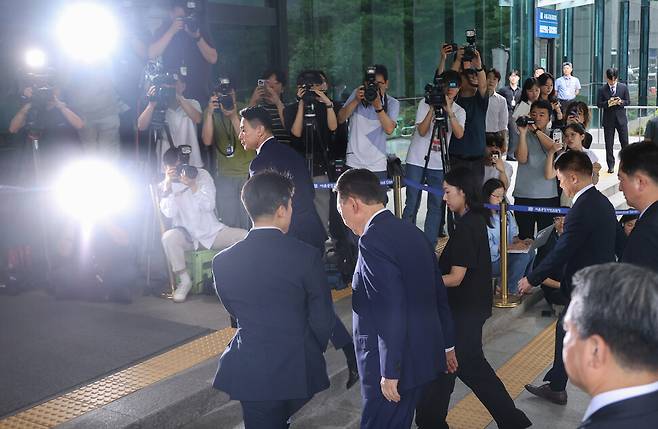 윤석열 전 대통령이 5일 오전 서울 서초구 서울고등검찰청에 마련된 특검사무실에서 12.3 비상계엄 관련 내란 및 외환 사건에 대한 조사를 받기 위해 출석하고 있다. 공동취재사진