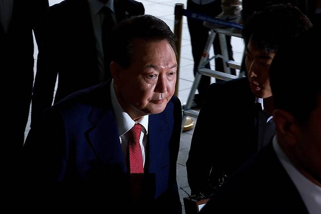 윤석열 전 대통령이 5일 오전 서울 서초동 서울고등검찰청에 마련된 내란 특검에 출석하고 있다. 공동쥐재사진