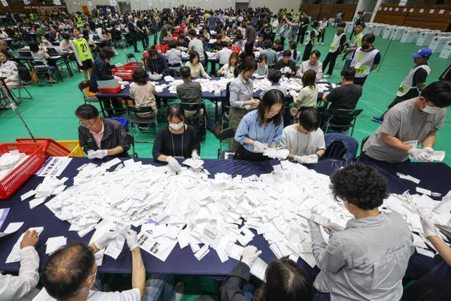 제21대 대통령 선거 투표일인 지난달 3일 서울 관악구 서울대 체육관에 마련된 개표소에서 선거사무원들이 개표를 하고 있다. 21대 대선은 20대 대선과 마찬가지로 2030세대의 성별 투표 성향 격차가 나타났다. 뉴스1
