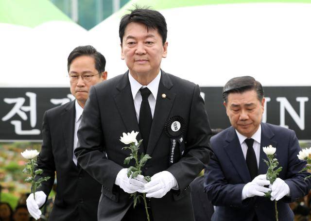 안철수 국민의힘 의원이 지난 6월 25일 부산 남구 유엔기념공원에서 열린 제75주년 6·25전쟁 참전 유엔전몰용사 추모제에서 헌화하기 위해 이동하고 있다. 뉴스1