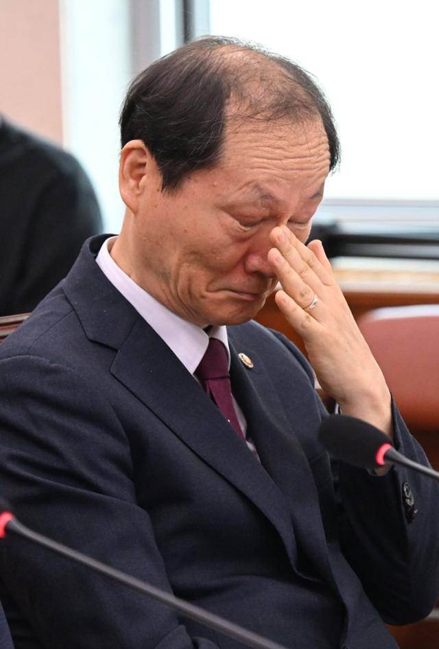 이완규 법제처장이 1일 국회에서 열린 법사위 전체회의에서 얼굴을 만지고 있다. 고영권 기자