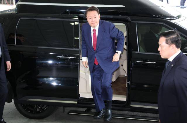 윤석열 전 대통령이 5일 12·3 불법계엄 관련 내란 및 외환 사건을 수사하는 조은석 특별검사팀 2차 조사를 받기 위해 서울 서초구 서울고검으로 들어가고 있다. 왕태석 선임기자