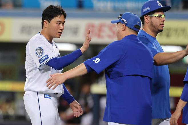 삼성 박진만(가운데) 감독이 4일 대구 LG전 승리 후 이승현을 격려하고 있다. 오른쪽은 후라도. 사진=삼성 제공